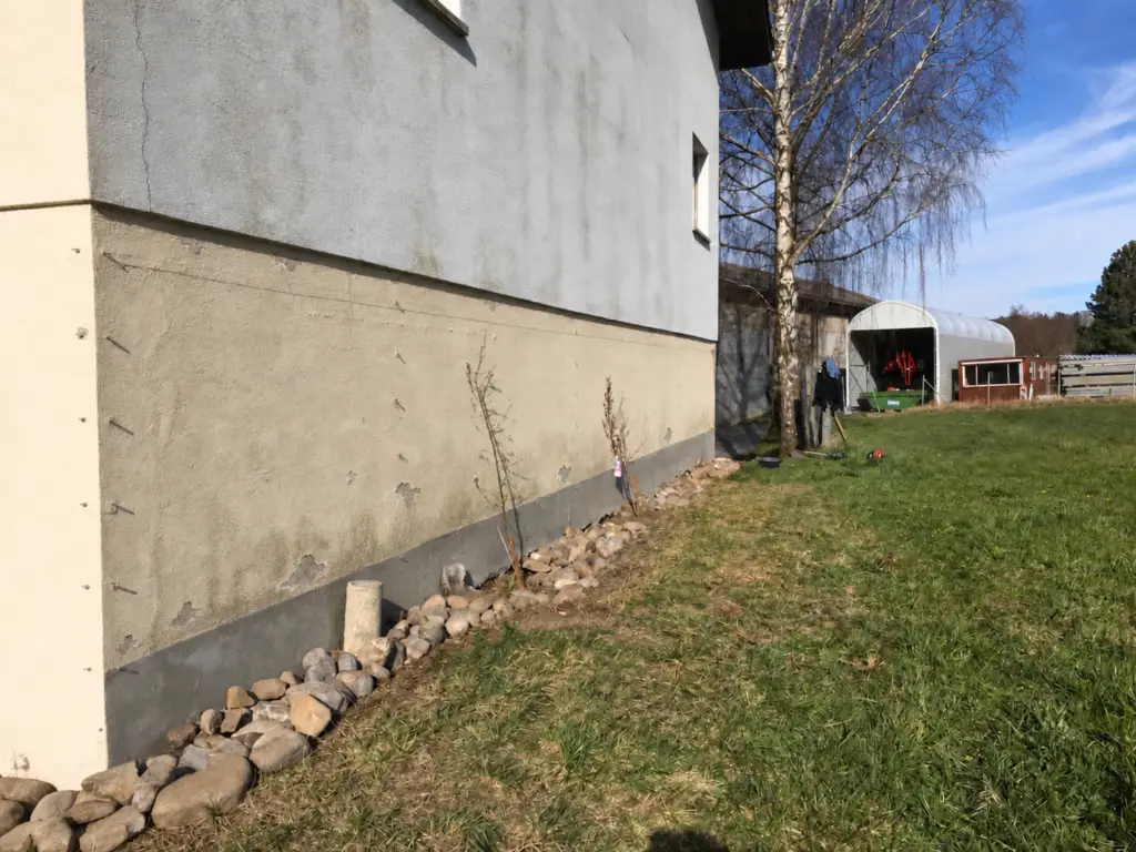 An einer Hauswand brökelt die Fassade