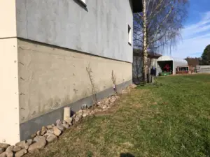 An einer Hauswand brökelt die Fassade
