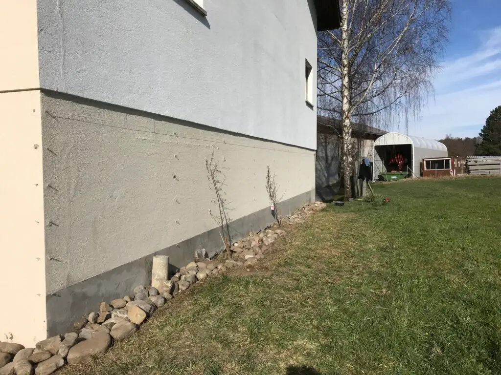 Die Fassade einer Hauswand wurde geflickt