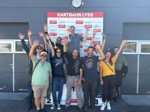 Teambild am Teamevent beim Kartfahren